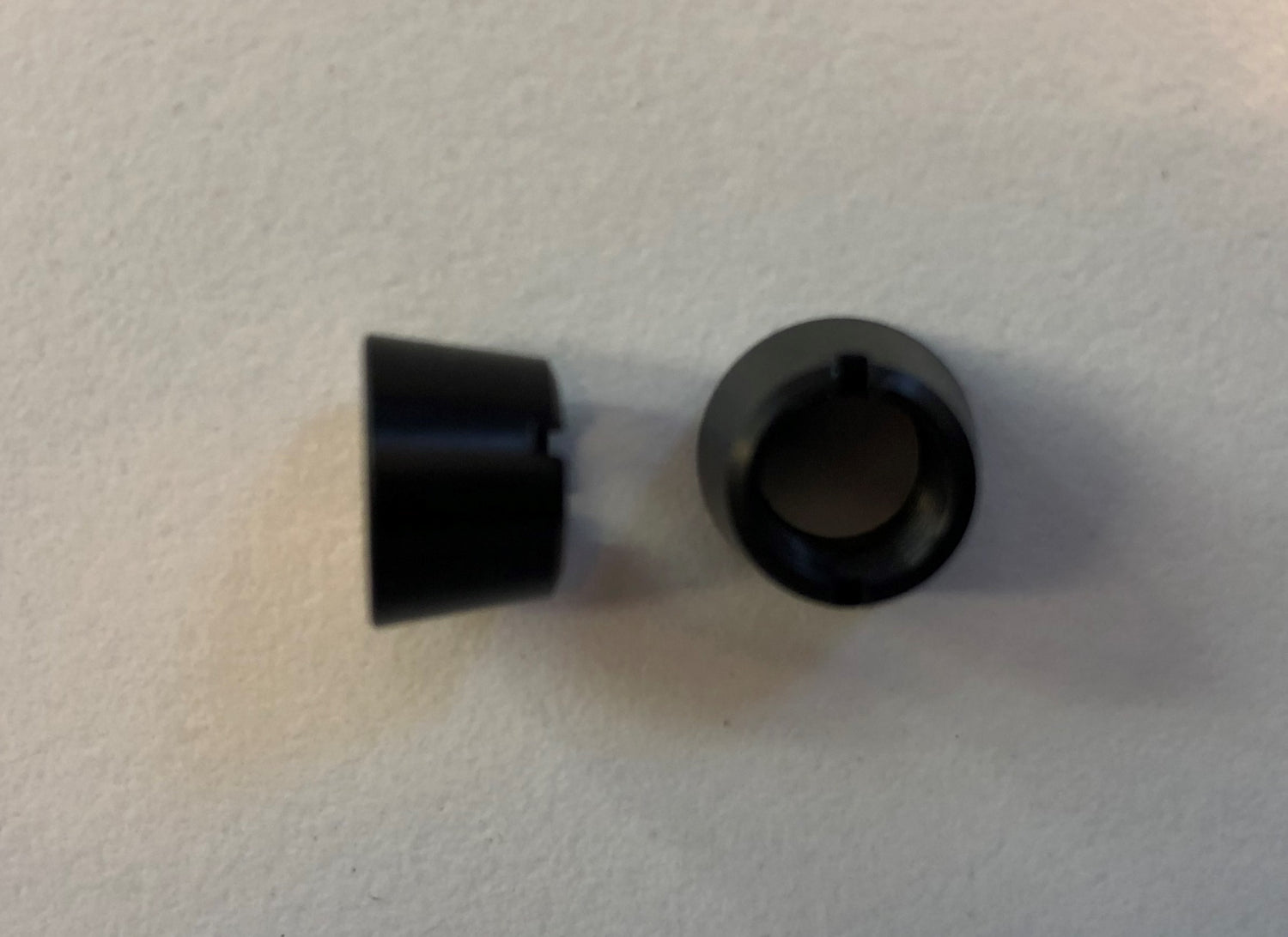 Jeti møtrikker til kontakter.