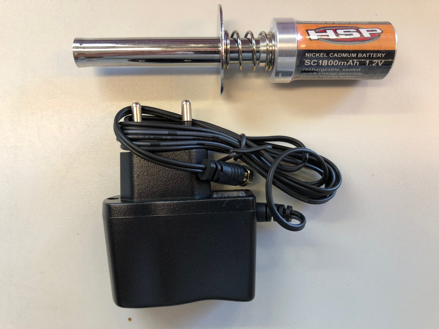 Glødestrøm med batteri og lader.