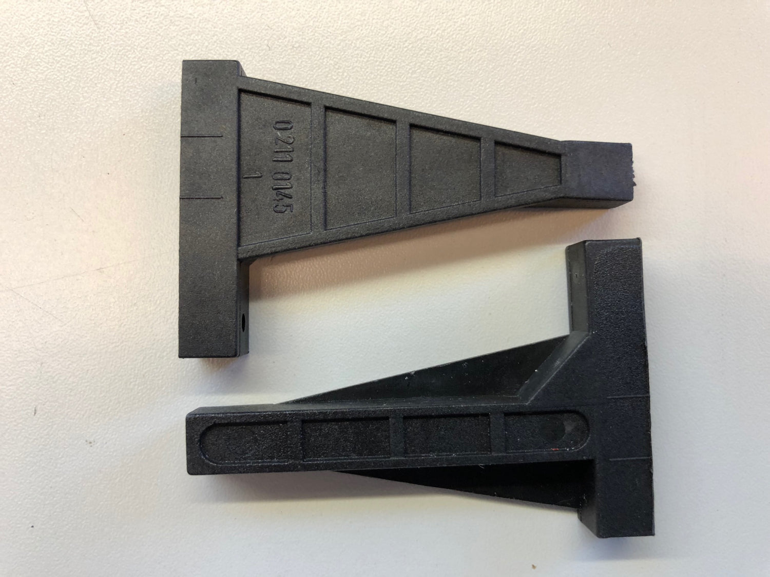 Motorfundament, 44 x 68 mm. 2 vanger.