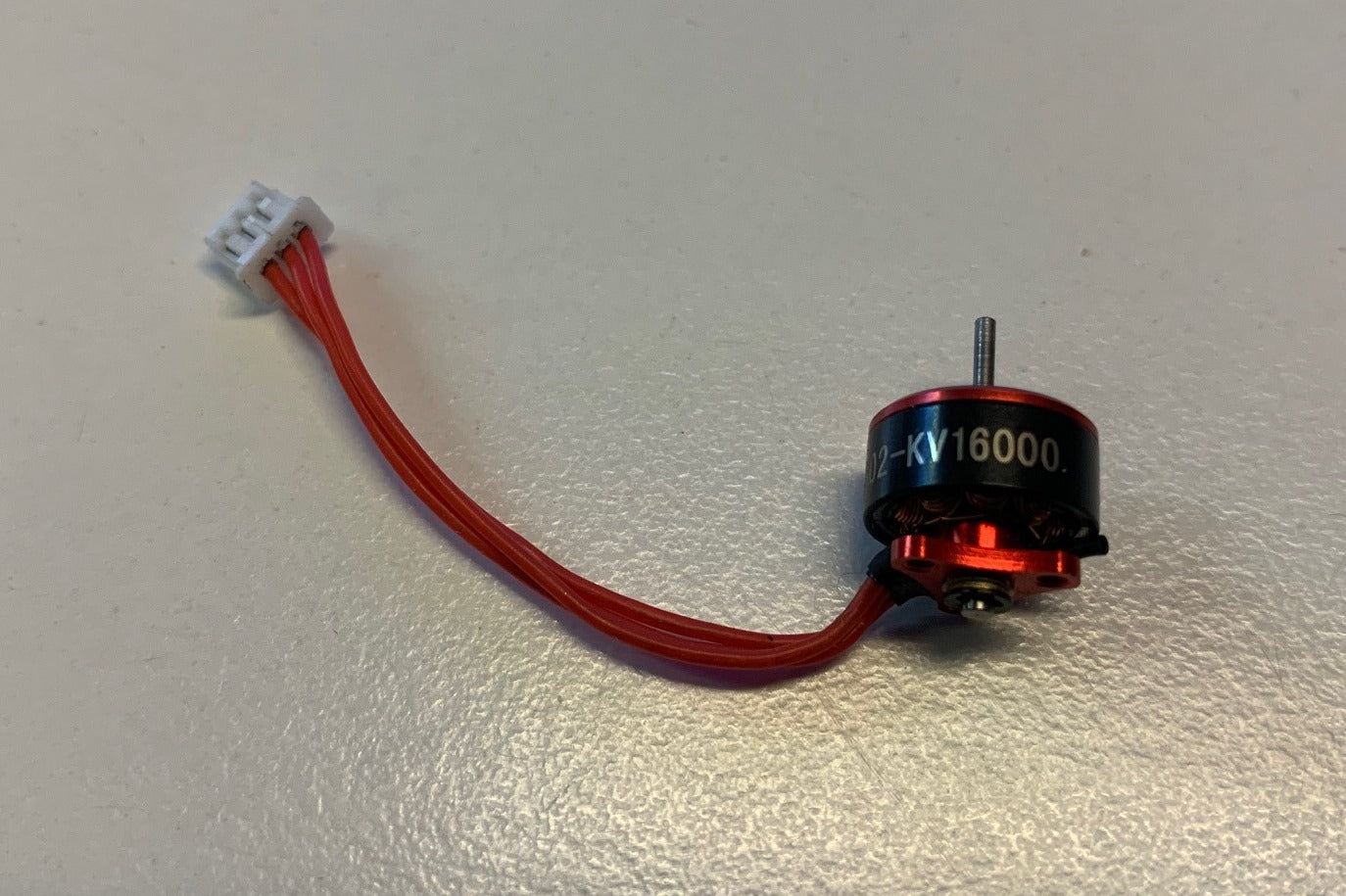 Motor med røde ledninger til Mobula 7 drone, 16.000KV.